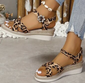 Sandalen met sleehak en panterprint