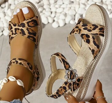 Sandalen met sleehak en panterprint